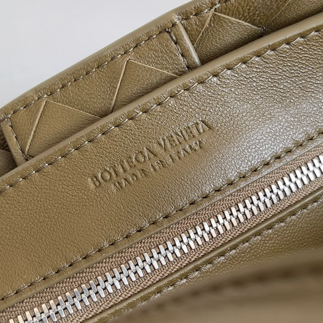 The 2023 new Andiamo batch of 1860 BV has been shipped‼ ️Really popular🔥The new Andiamo woven handbag launched by Bottega Veneta this season is really popular all over the world! ! Celebrities at home and abroad have worn it, and Oscar-winning actress Michelle Yeoh has taken it out on the street. Song Jia, Trai Yara, Yu Feihong, Sanji Ayaka, Rosie Hunting-Whiteley, Yoshioka Riho, etc. have all picked up this bag. It is classic and versatile, showing off its temperament, and the bag capacity is also large, which is very convenient for daily commuting! ! A variety of carrying methods, the shoulder straps can be adjusted by yourself, the original lambskin feels soft and delicate, and the neutral style is made to break gender boundaries and bring a more practical and longer-lasting use experience. Andiamo, which has both elegant and casual styles, perfectly interprets the true appearance of "fashionable old money style". Style number: 743568 Size: 25*22*10.5cm